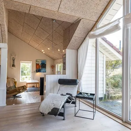 Cozy Lakeside Retreat - By Traum *