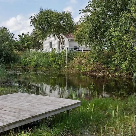 Cozy Lakeside Retreat - By Traum *