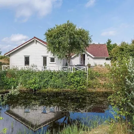 בית נופש Cozy Lakeside Retreat - By Traum